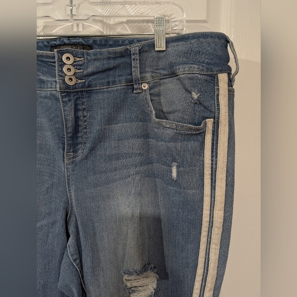 Torrid Side Stripe Jegging - Premium Stretch Light Wash in Size 22R (Regular) - Picture 4 of 16